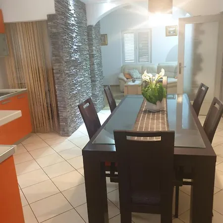 Rosa Apartment *